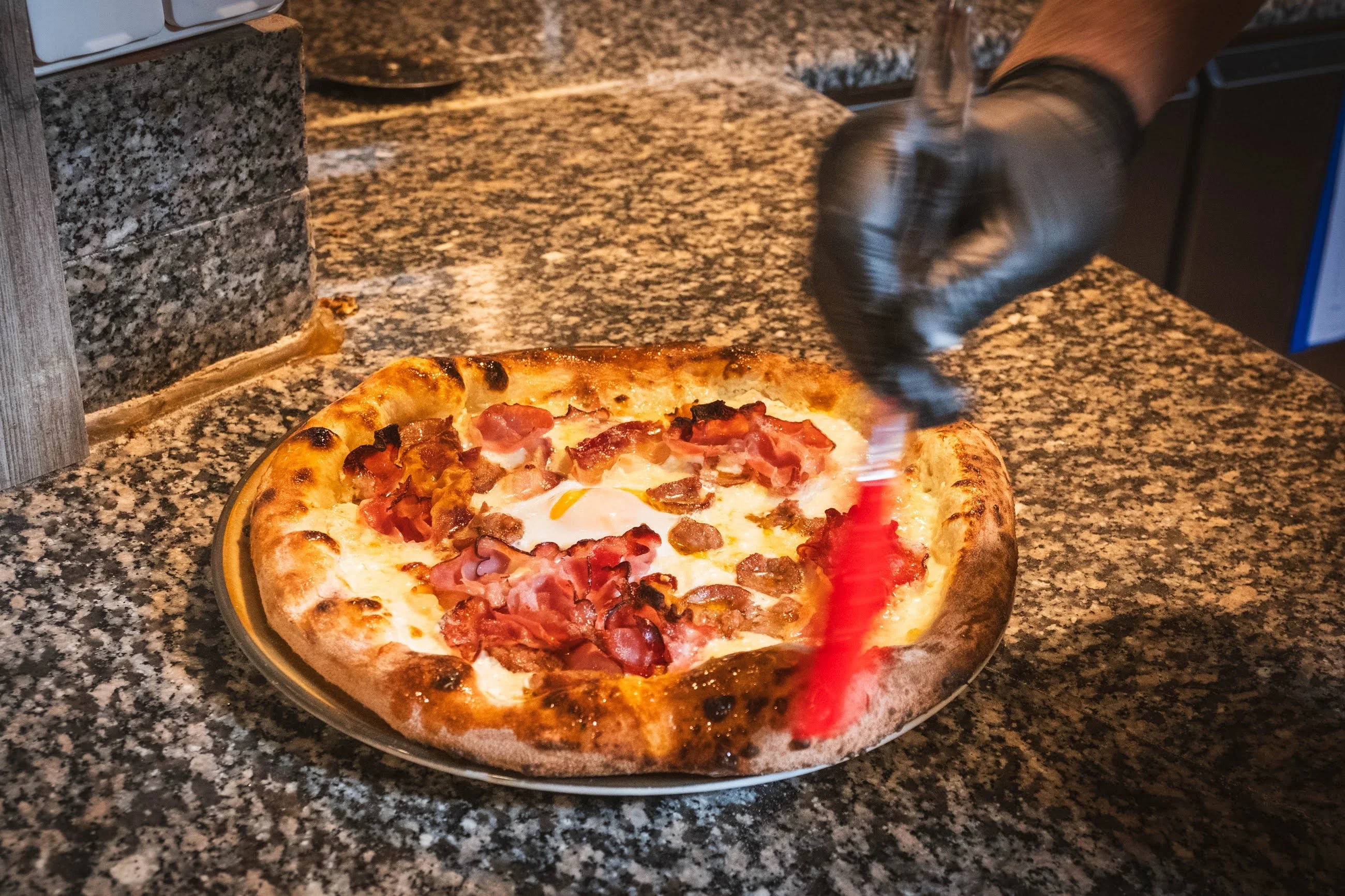 Svježe pečena pizza iz krušne peći